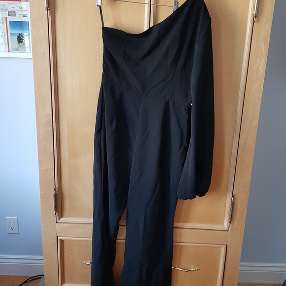 Pants - SOLD 🎇2/$40🎇 Black one shoulder jumpsuit